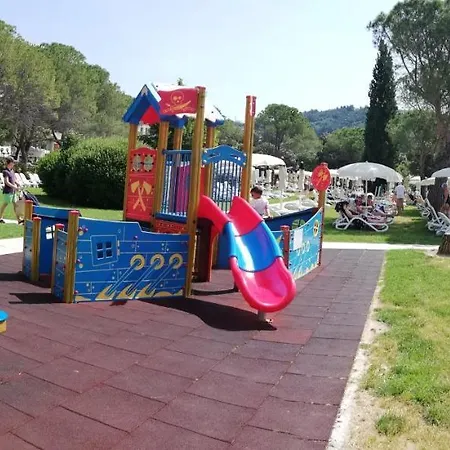 With Seaview And Garden For 6 Порторож