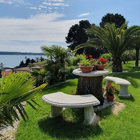 Apartment With Seaview And Garden For 6