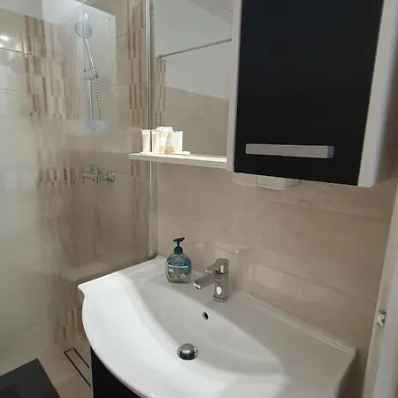 With Seaview And Garden For 6 Порторож