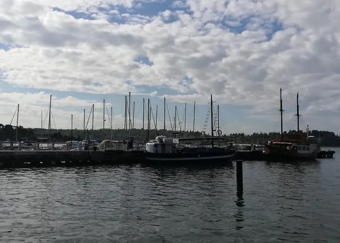 With Seaview And Garden For 6 Daire