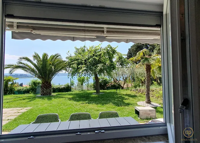 With Seaview And Garden For 6 Daire *