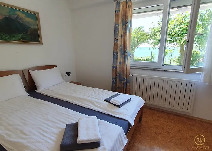 With Seaview And Garden For 6 Daire *