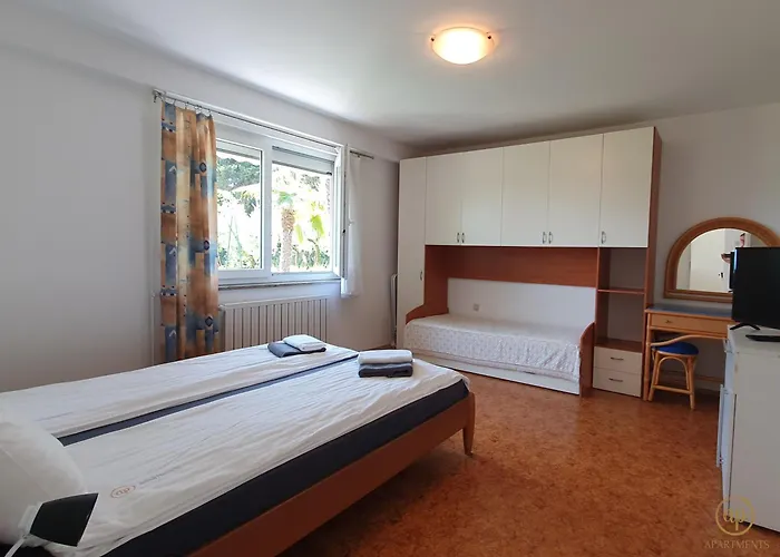 Daire With Seaview And Garden For 6 *